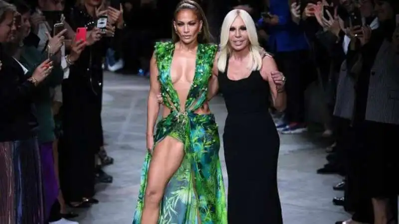 JENNIFER LOPEZ E IL JUNGLE DRESS DI DONATELLA VERSACE