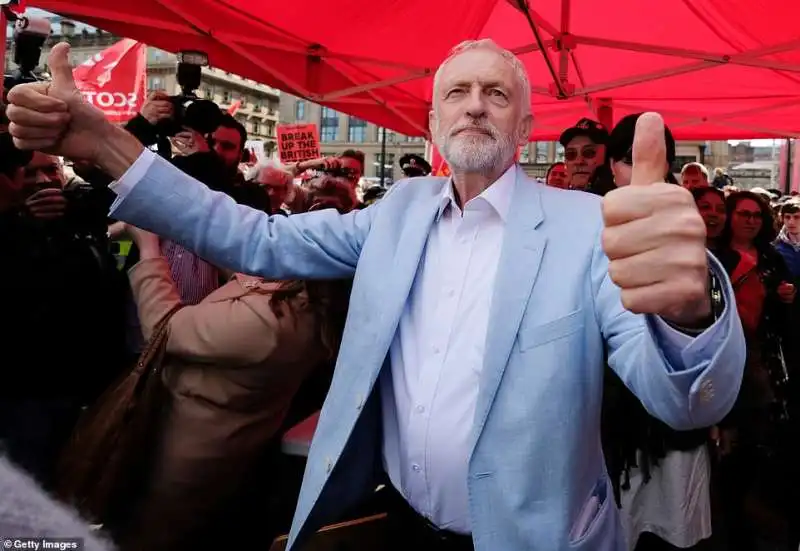 jeremy corbyn in piazza contro boris johnson