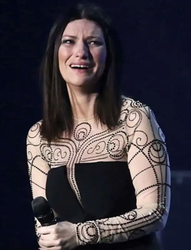 laura pausini piangente