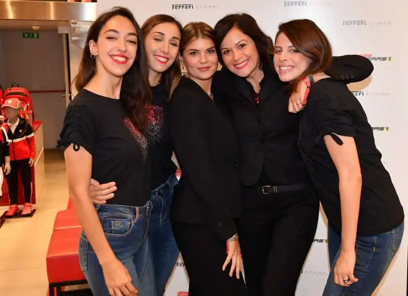 le ragazze del ferrari store di via tomacelli a roma  foto di bacco