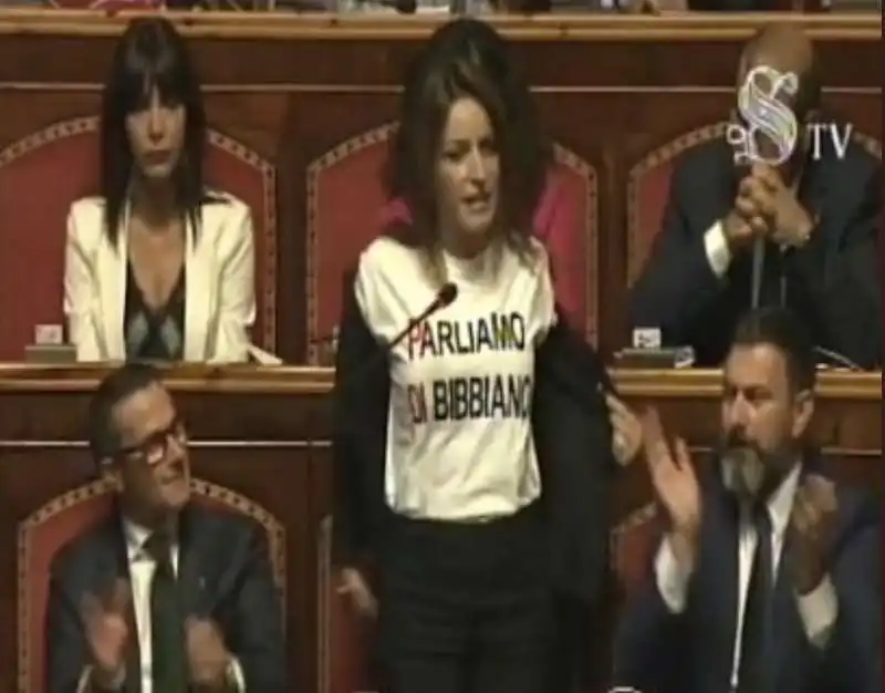 lucia borgonzoni con la maglietta parliamo di bibbiano