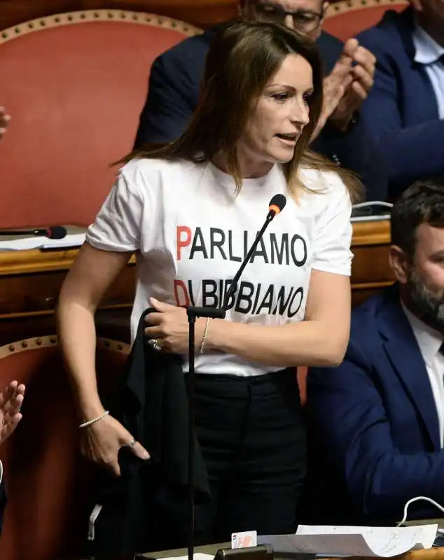 LUCIA BORGONZONI CON MAGLIETTA PARLIAMO DI BIBBIANO AL SENATO