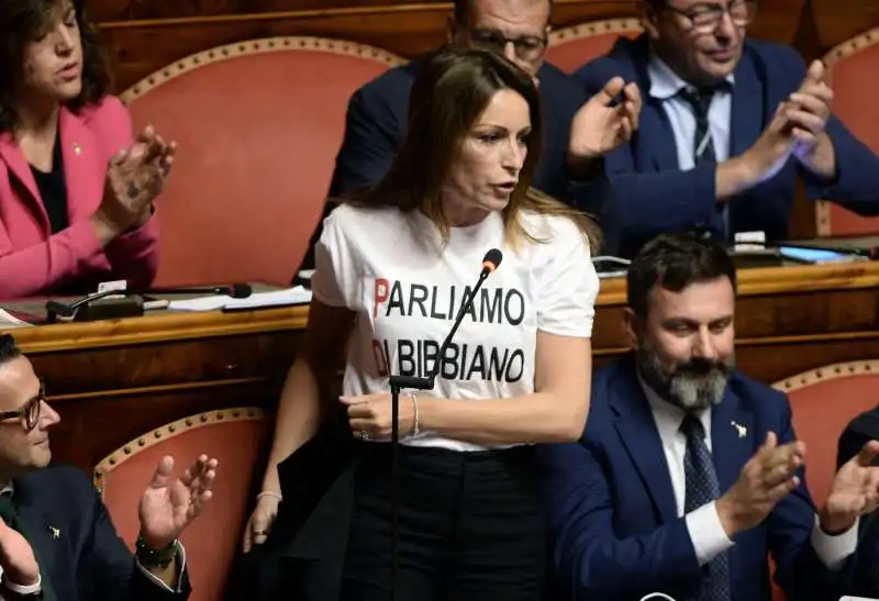 LUCIA BORGONZONI CON MAGLIETTA PARLIAMO DI BIBBIANO AL SENATO