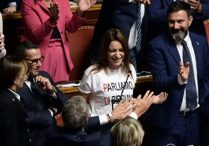 lucia borgonzoni con maglietta parliamo di bibbiano al senato 2