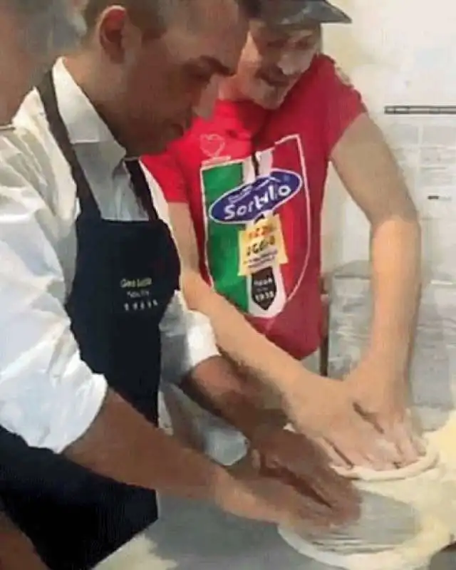 LUIGI DI MAIO PREPARA LA PIZZA