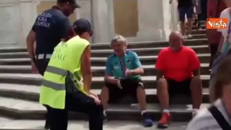 massimo ferrero si siede sulla scalinata di piazza di spagna 1