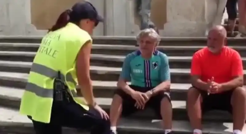 massimo ferrero si siede sulla scalinata di piazza di spagna 2