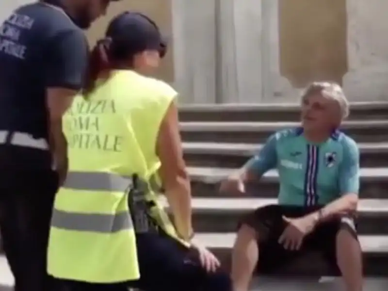 massimo ferrero si siede sulla scalinata di piazza di spagna 4