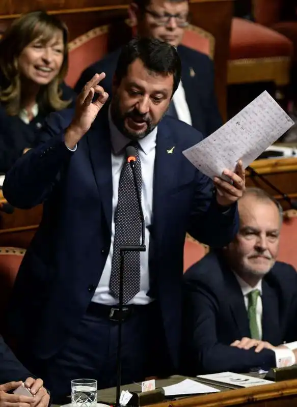 matteo salvini al senato con smartchi di giovanni tommasini