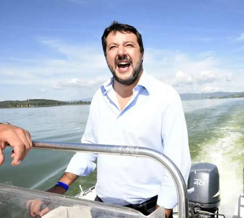 matteo salvini sul lago trasimeno  7