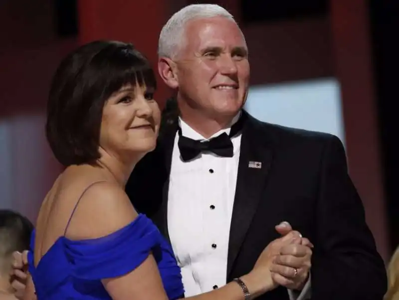 MIKE PENCE CON LA MOGLIE KAREN