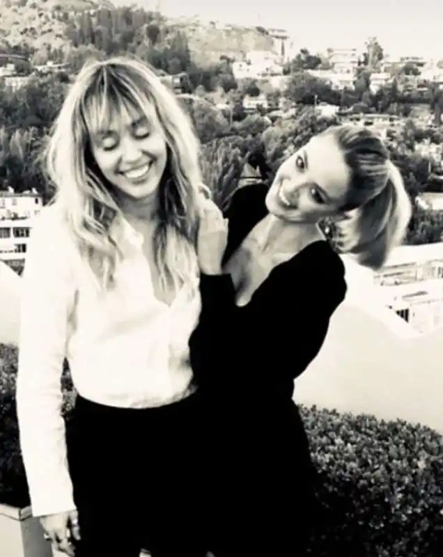 miley cyrus e kaitlynn carter 1