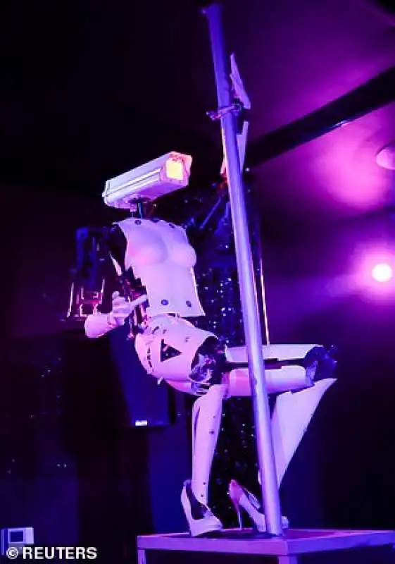 nantes, robot pole dancer 3