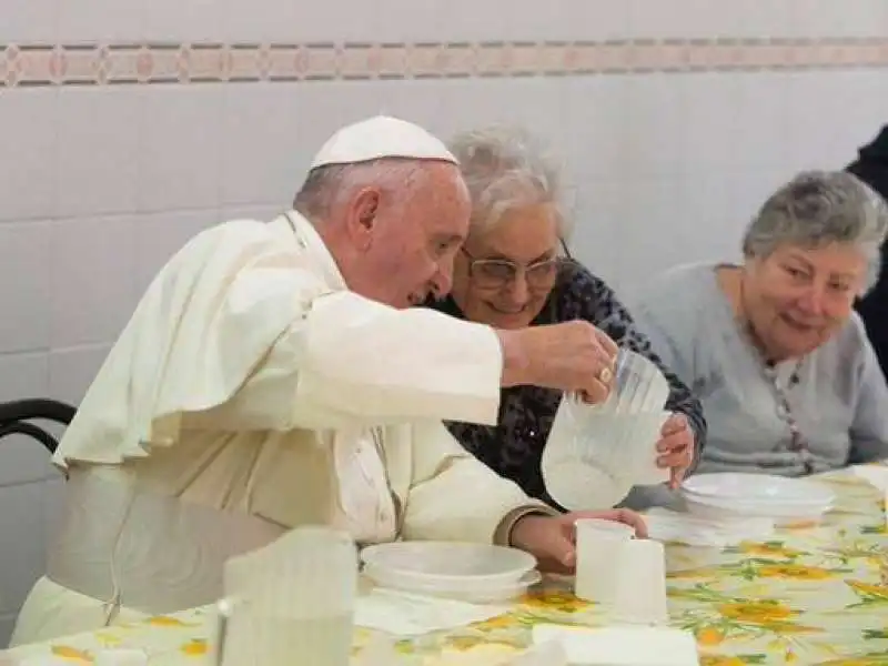 papa francesco alla mensa della caritas