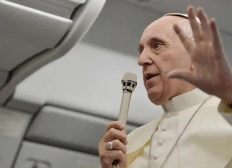 papa francesco intervistato in aereo 2