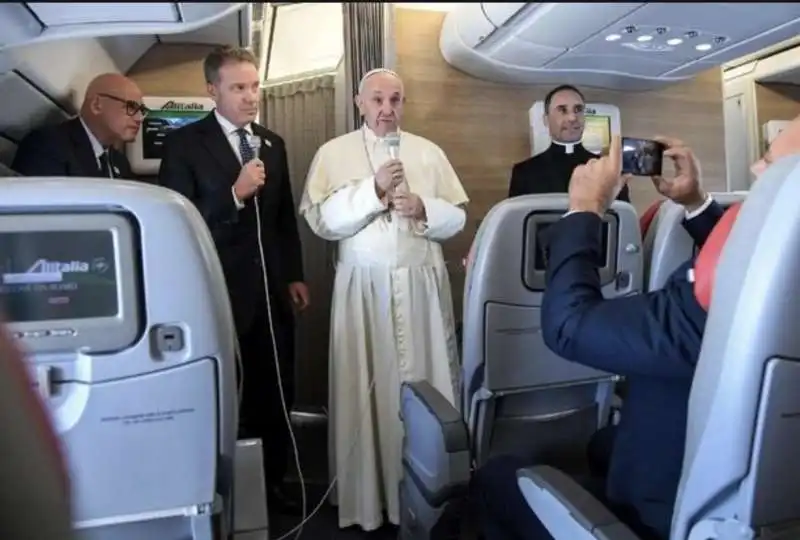 papa francesco intervistato in aereo 4