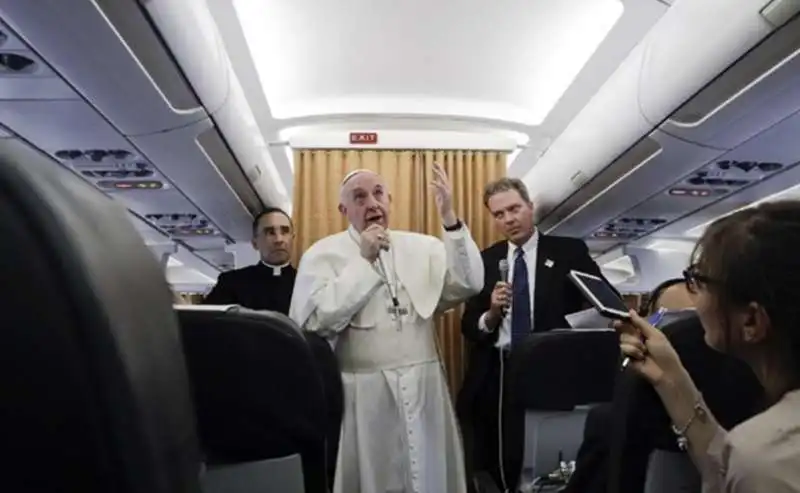 papa francesco intervistato in aereo 6