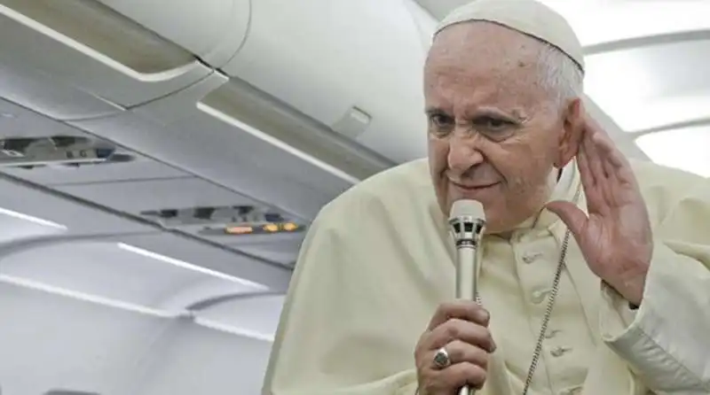 papa francesco intervistato in aereo 7