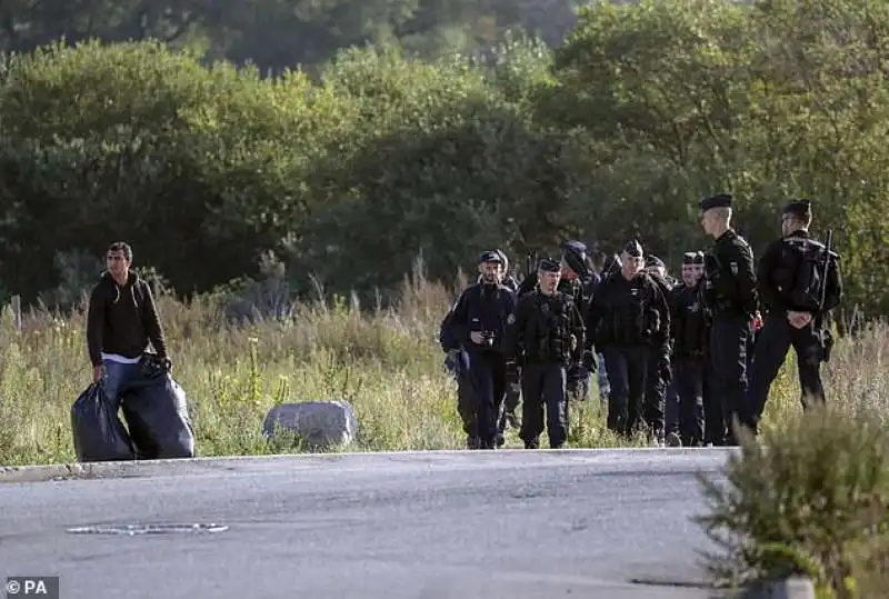 polizia sgombera migranti a calais