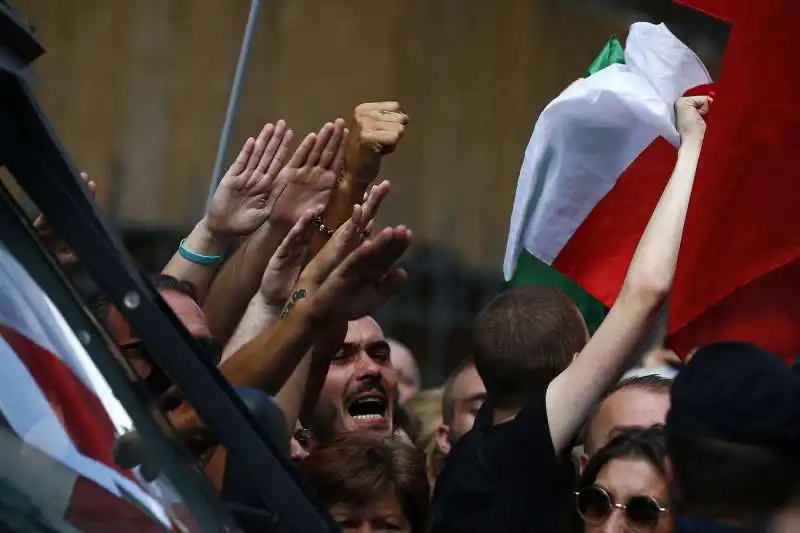 saluti romani alla  manifestazione contro il governo conte bis