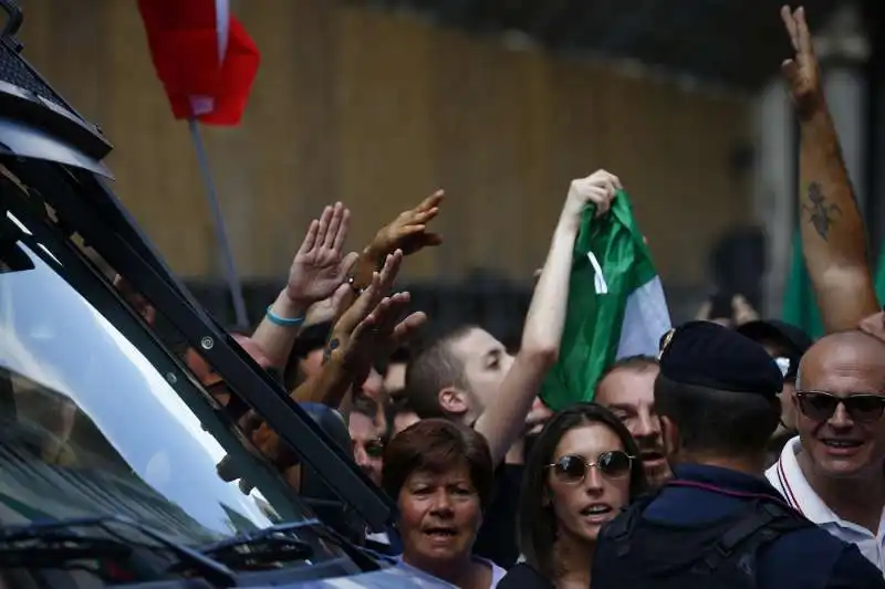 saluti romani alla  manifestazione contro il governo conte bis 3