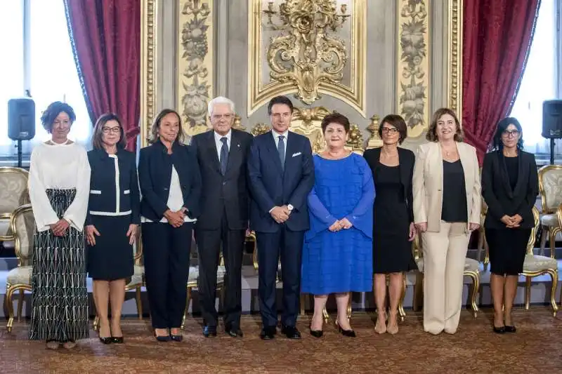 sergio mattarella e giuseppe conte con le ministre donne del governo 1