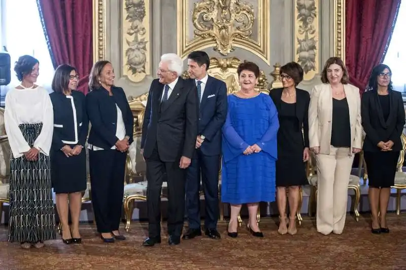 sergio mattarella e giuseppe conte con le ministre donne del governo