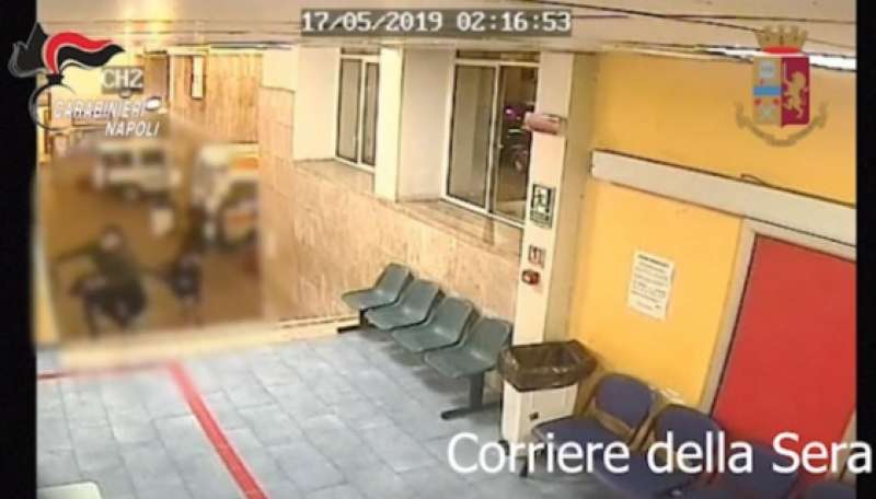 SPARI NELL OSPEDALE DEI PELLEGRINI DI NAPOLI