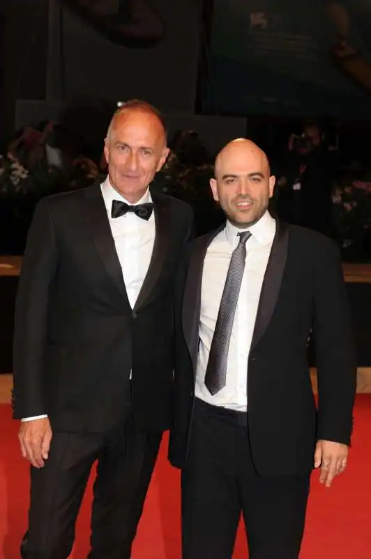 stefano sollima roberto saviano sul red carpet a venezia