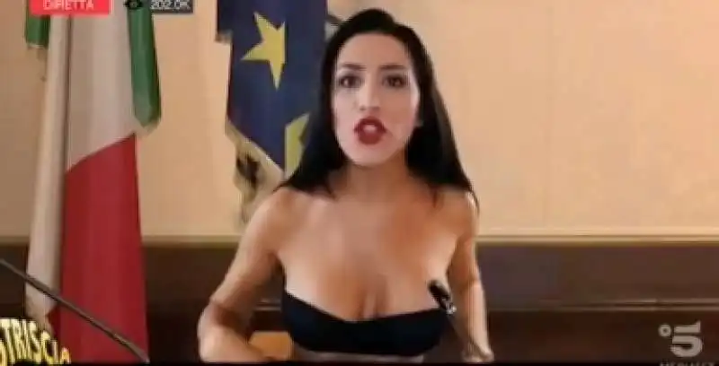 angelica massera imita la azzolina 1