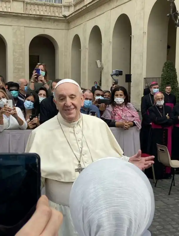 assembramenti senza mascherina all udienza generale di papa francesco 1