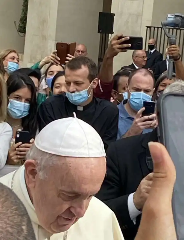 assembramenti senza mascherina all udienza generale di papa francesco 3