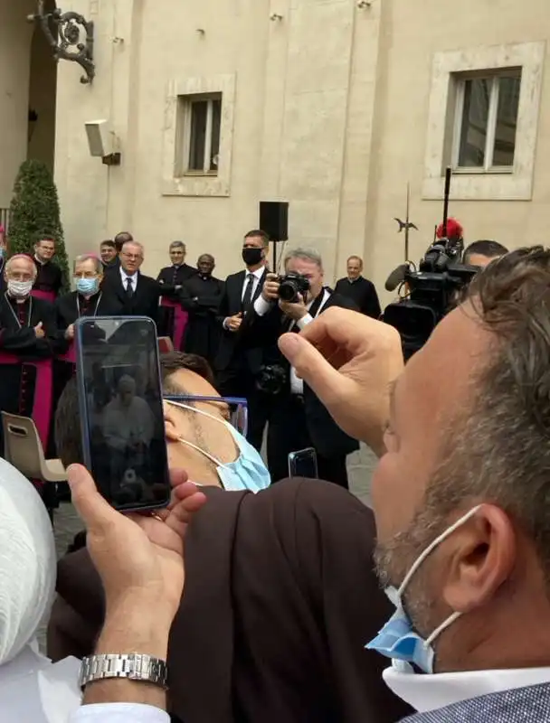 assembramenti senza mascherina all udienza generale di papa francesco 5