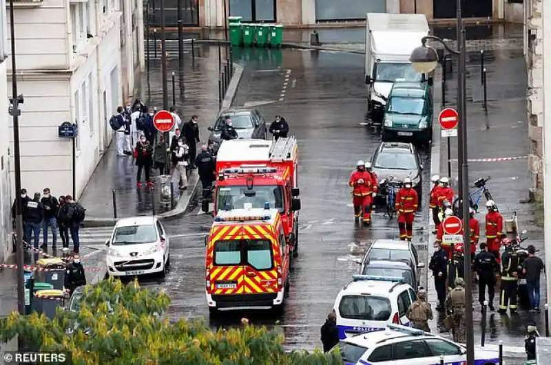 attentato a parigi vicino alla redazione di charlie hebdo 11