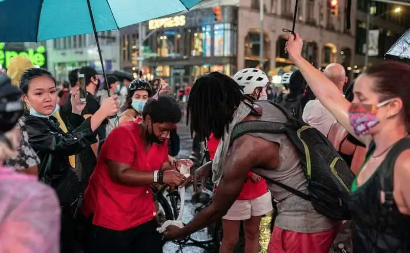 auto sui manifestanti blm a times square a new york 5