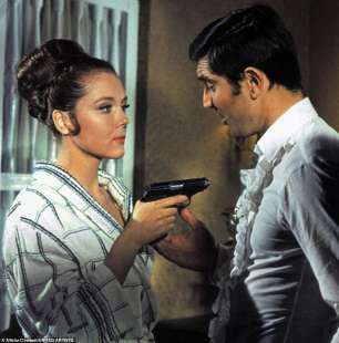 diana rigg con george lazenby in agente 007 al servizio di sua maesta'