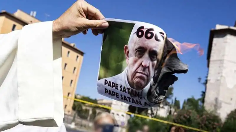 foto di papa francesco bruciate dai no mask in piazza