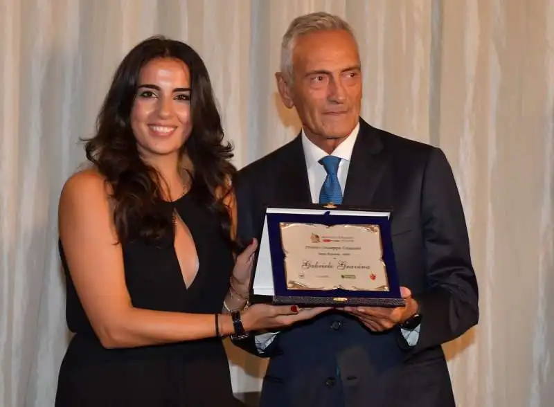 francesca brienza premia il presidente gravina  foto di bacco