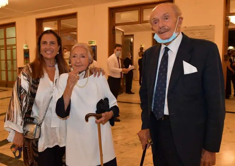 gaia moncada di paterno  con  mariny e tommaso de troise  foto di bacco