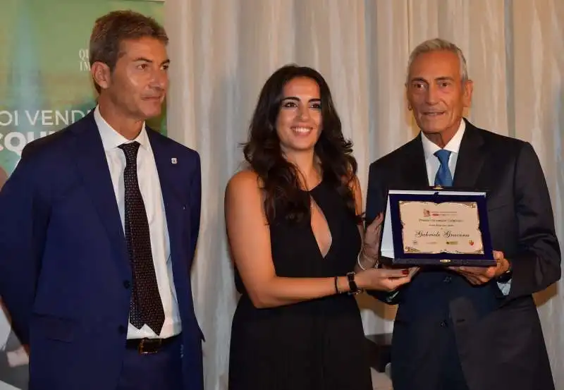 guido d ubaldo  francesca brienza premia gabriele gravina  foto di bacco