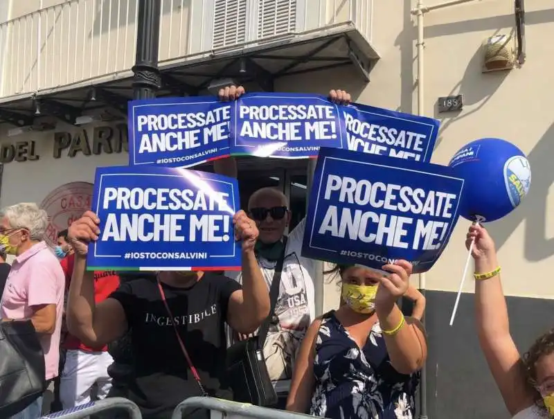 i fan di salvini vogliono essere processati