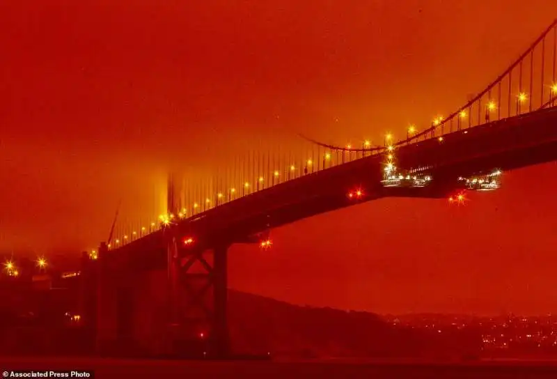 il golden gate a san francisco durante gli incendi