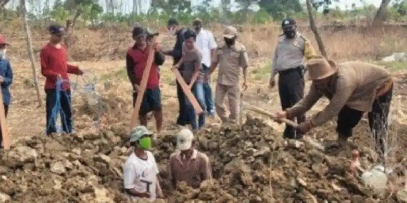 indonesia UOMINI CHE SCAVANO TOMBE PER LE VITTIME DEL COVID 