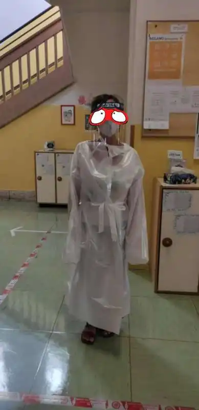 LA MAESTRA D ASILO IN VERSIONE ALIEN PER LE PROTEZIONI DA CORONAVIRUS