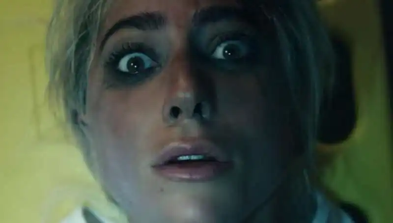 lady gaga nel video di '911' 11