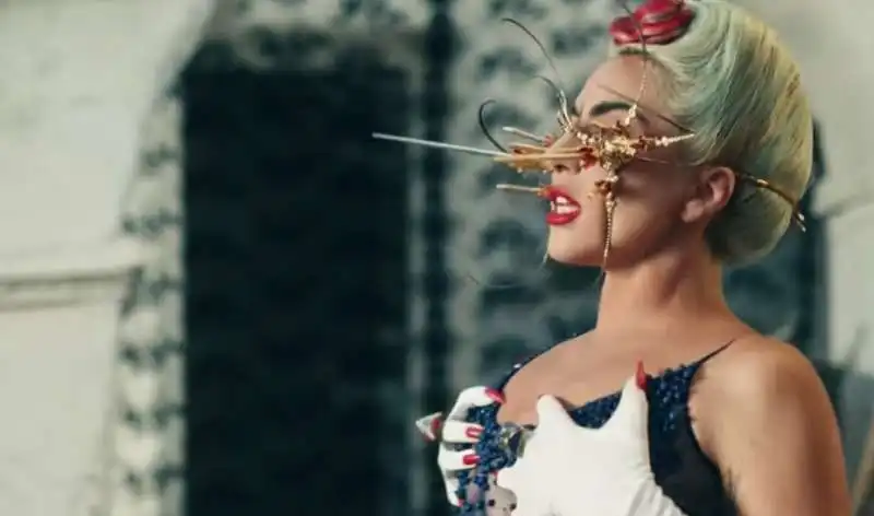 lady gaga nel video di '911' 12