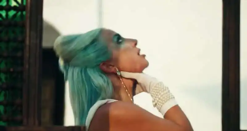 lady gaga nel video di '911' 15