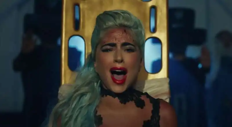 lady gaga nel video di '911' 5