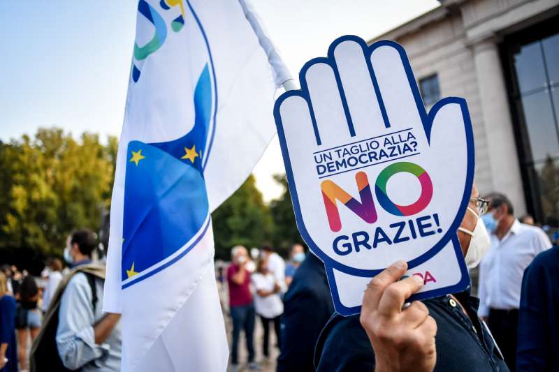 manifestazione per il no al referendum sul taglio dei parlamentari 2