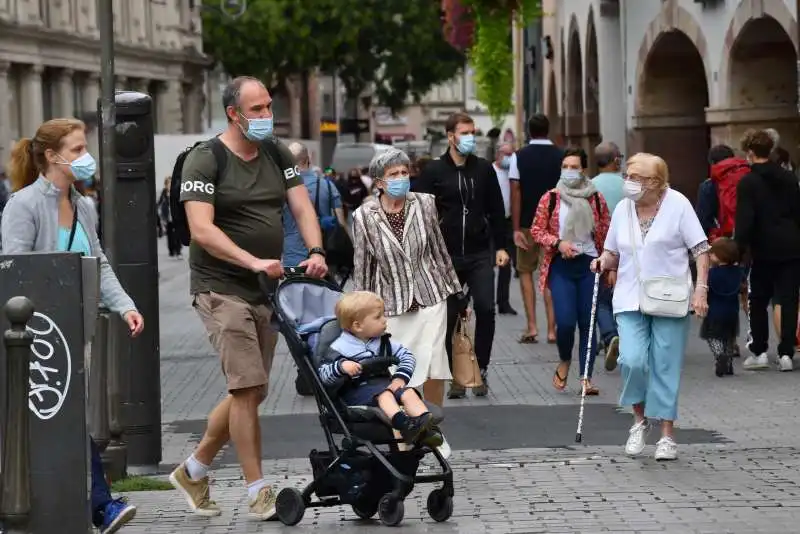 MASCHERE  OBBLIGATORIE ANCHE ALL APERTO IN FRANCIA